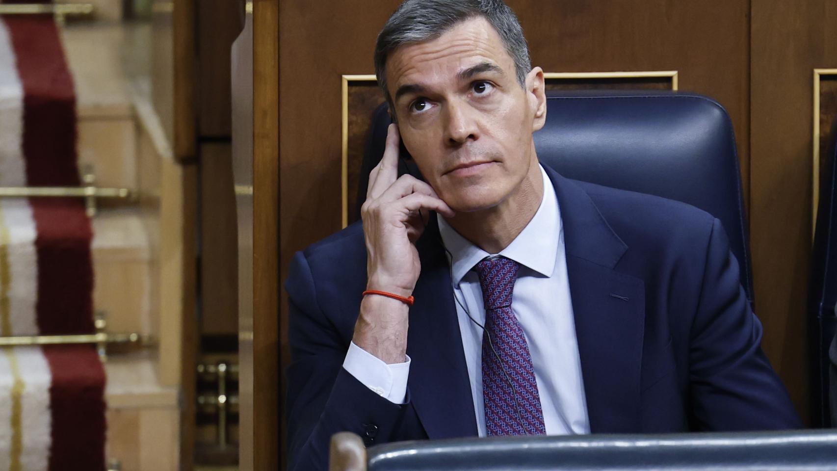 ¿Está Puigdemont? Que se ponga. Sánchez, escuchando por el pinganillo, a Nogueras.