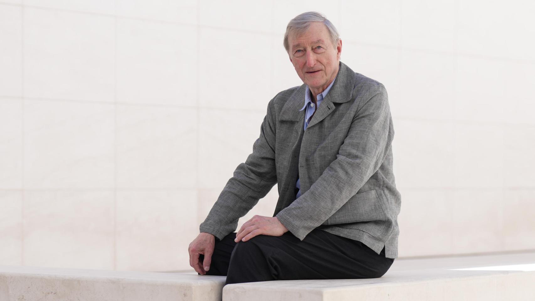 El escritor británico Julian Barnes gana el Premio Princesa 