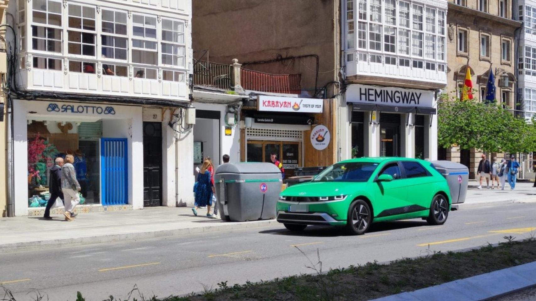 Un VTC de la empresa Bolt circula por la avenida de la Marina.