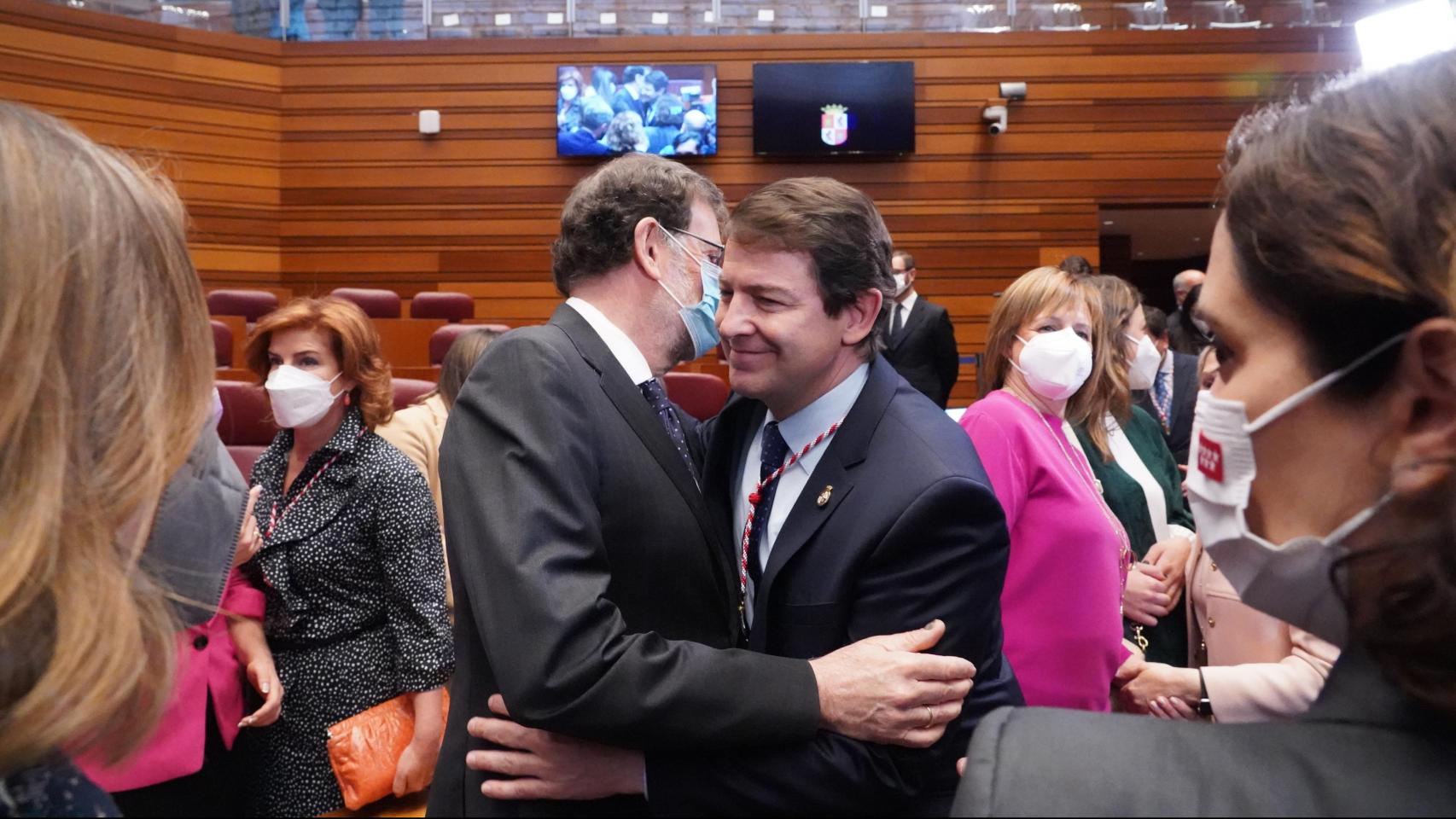 El expresidente del Gobierno Mariano Rajoy y el presidente de la Junta de Castilla y León, Alfonso Fernández Mañueco, se abrazan durante la toma de posesión de este último, el 19 de abril de 2022