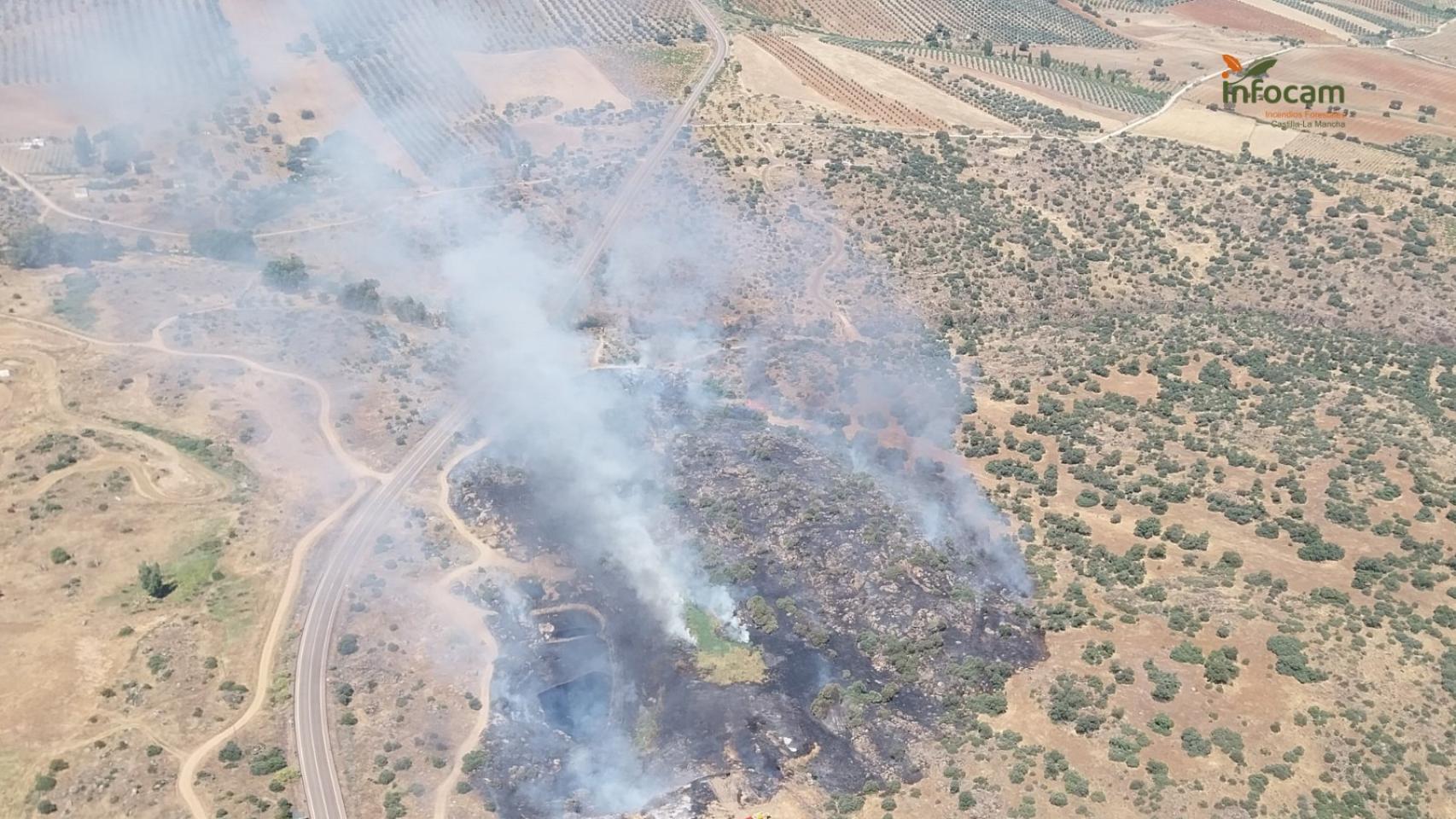 Imagen del incendio captada por los medios del Infocam.