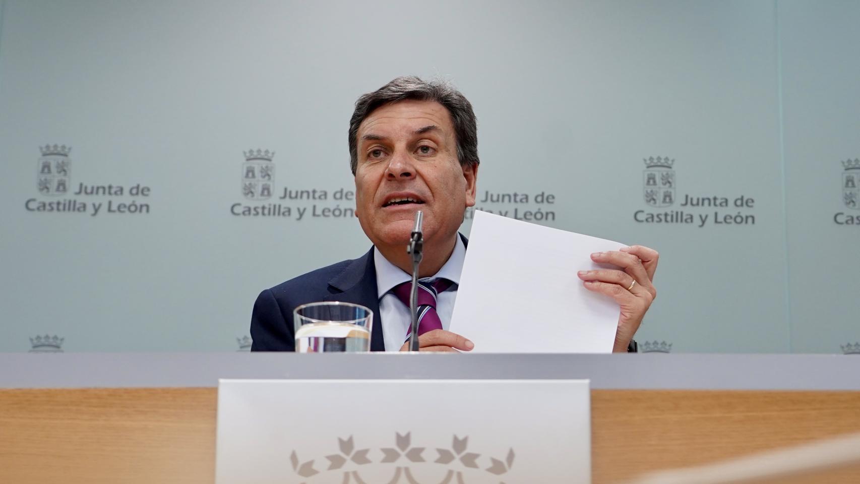 El consejero de Economía y Hacienda y portavoz en funciones, Carlos Fernández Carriedo, comparece en rueda de prensa posterior al Consejo de Gobierno.