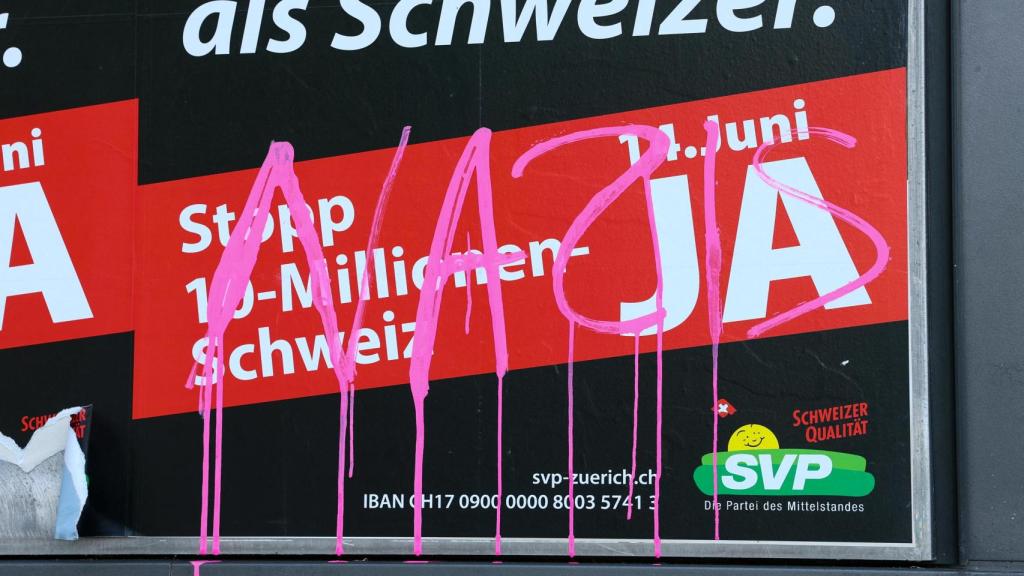 Graffitis de Nazis en un cartel que apoya la propuesta