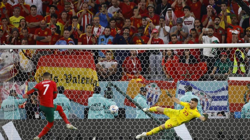 Ziyech tirando un penalti a Unai Simón en el Mundial de 2022.