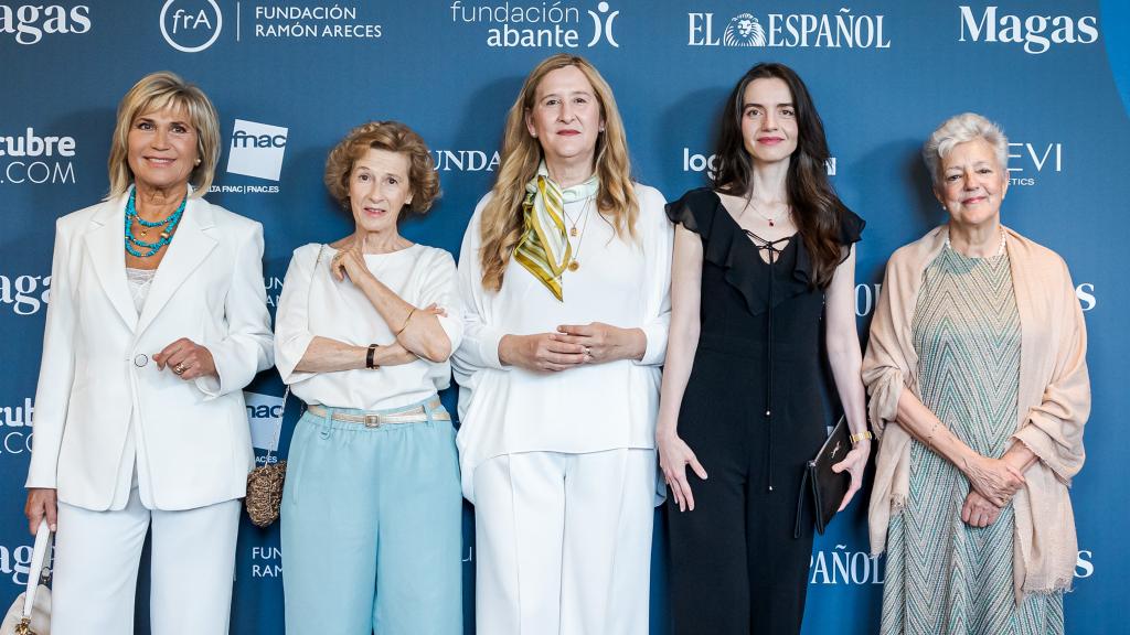 Julia Otero, Julia Navarro, Luz Gabás, María Senovilla y Anne Caballé, momentos antes de empezar la gala de los Premios Maga de Magas.