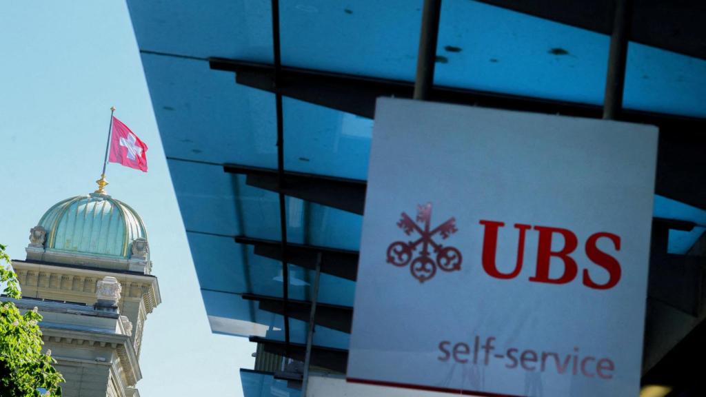 El logotipo de UBS aparece en el edificio del Parlamento suizo en Berna.