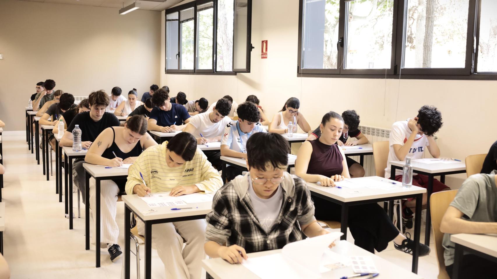 Estudiantes haciendo la PAU en la Universidad de Zaragoza 