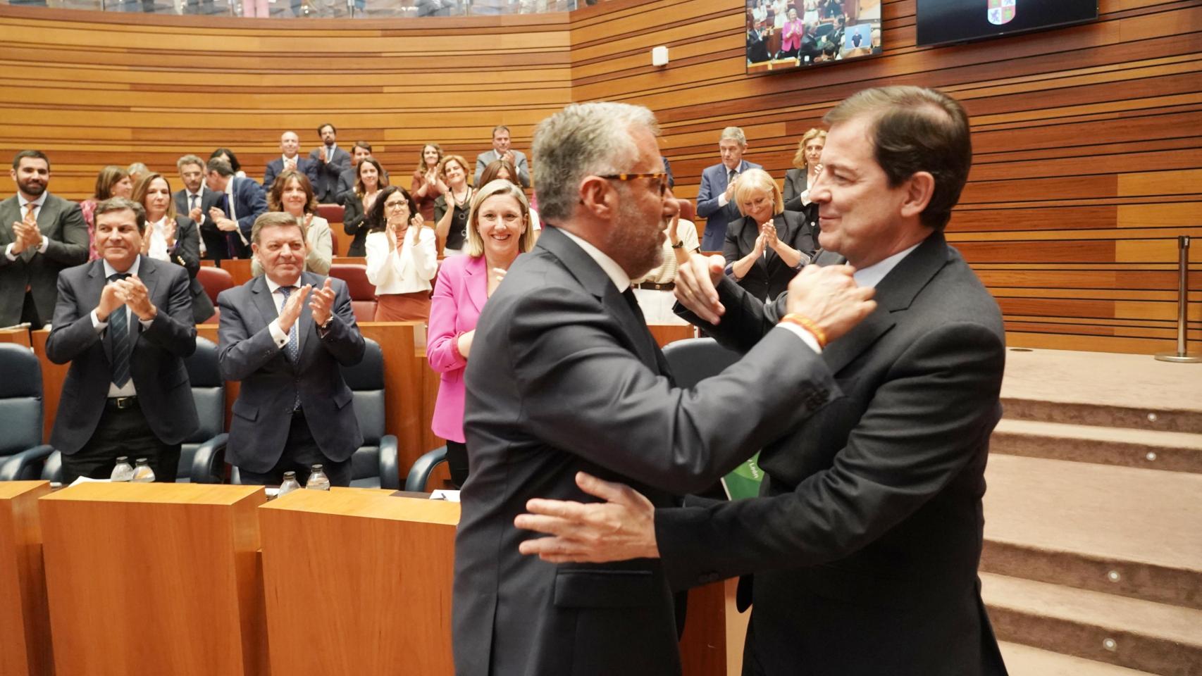 El portavoz de Vox en las Cortes de Castilla y León, Carlos Pollán, saluda al presidente de la Junta, Alfonso Fernández Mañueco, tras su investidura, este martes en la Cámara
