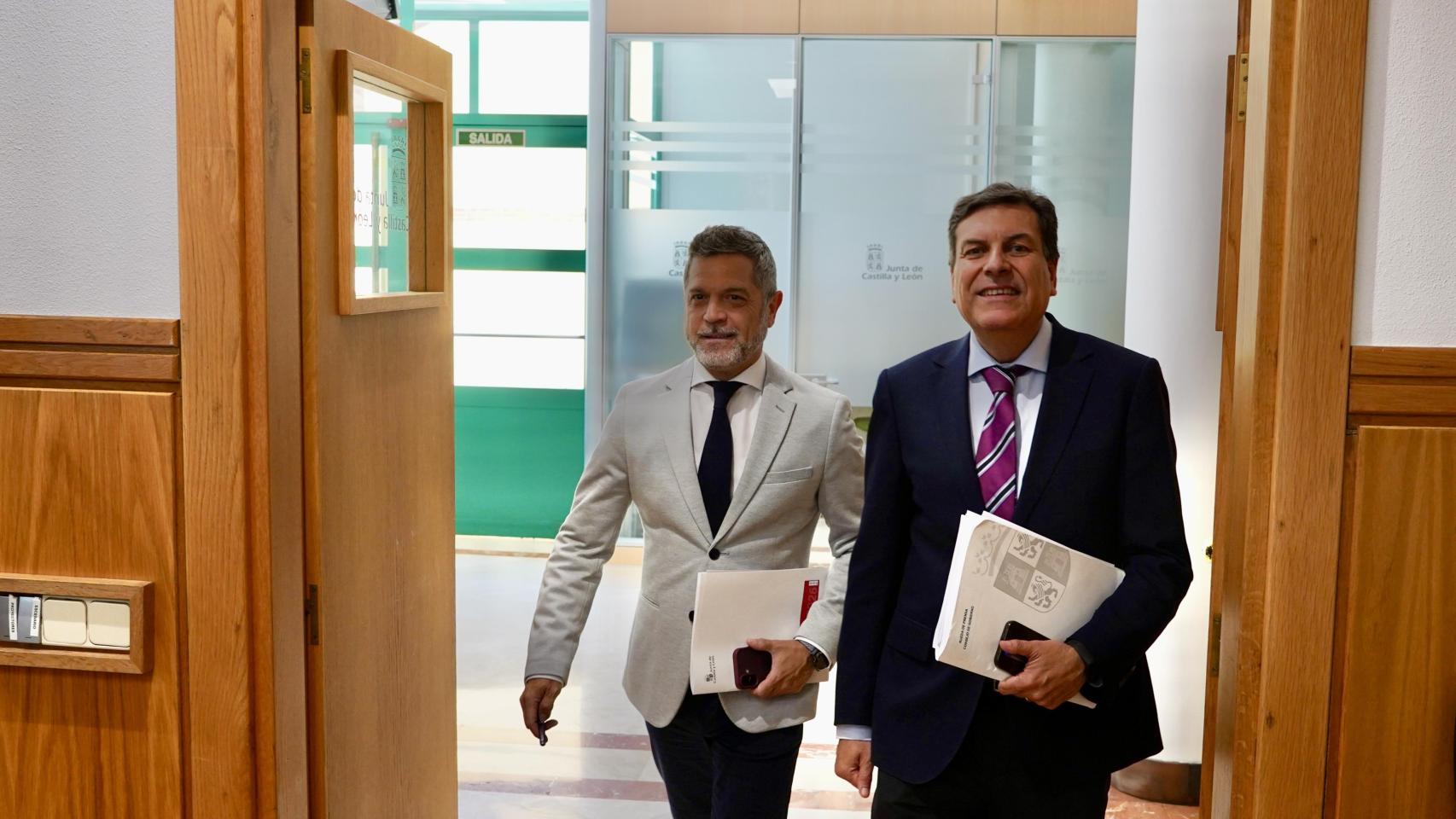 El consejero de Economía y Hacienda y portavoz en funciones, Carlos Fernández Carriedo, comparece en rueda de prensa posterior al Consejo de Gobierno.