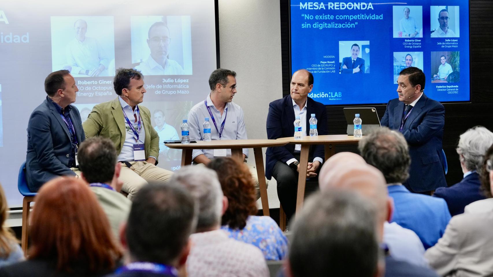 Participantes en la mesa redonda posterior a la presentación del informe. moderada por Pepe Rosell, CEO de S2GRUPO con la participación de Roberto Giner, CEO Octopus Energy España; Julio López Orellana, jefe de informática de Grupo Mazo; Federico Sepúlveda, director general de CECOTEC y José Manuel Santabárbara, responsable de la Unidad de I+D+i.