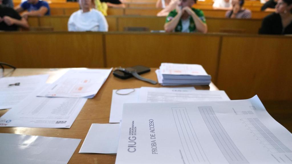 Exámenes de Selectividad sobre una mesa