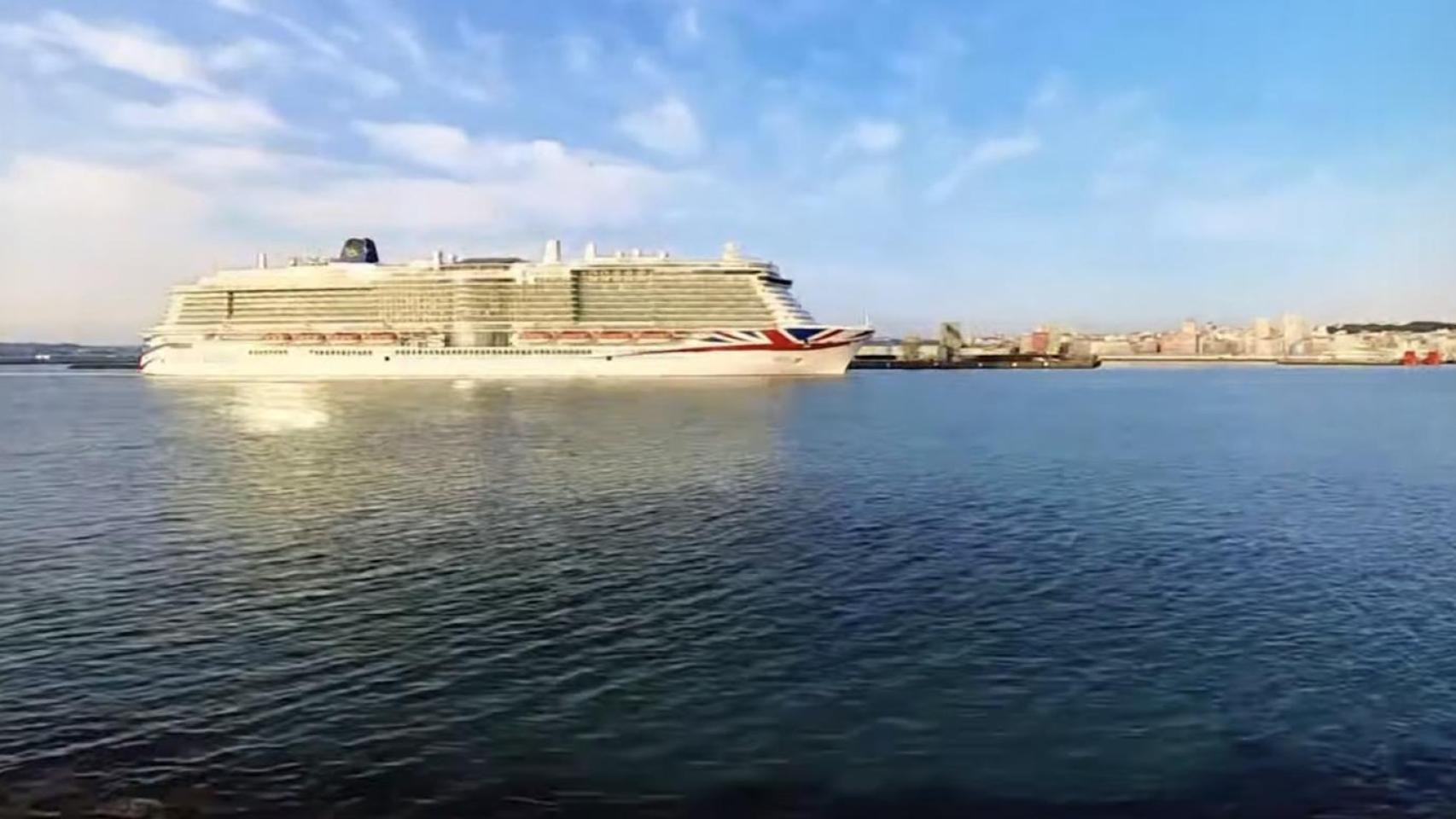 Crucero entrando en A Coruña en el vídeo de Daniel Almeida 