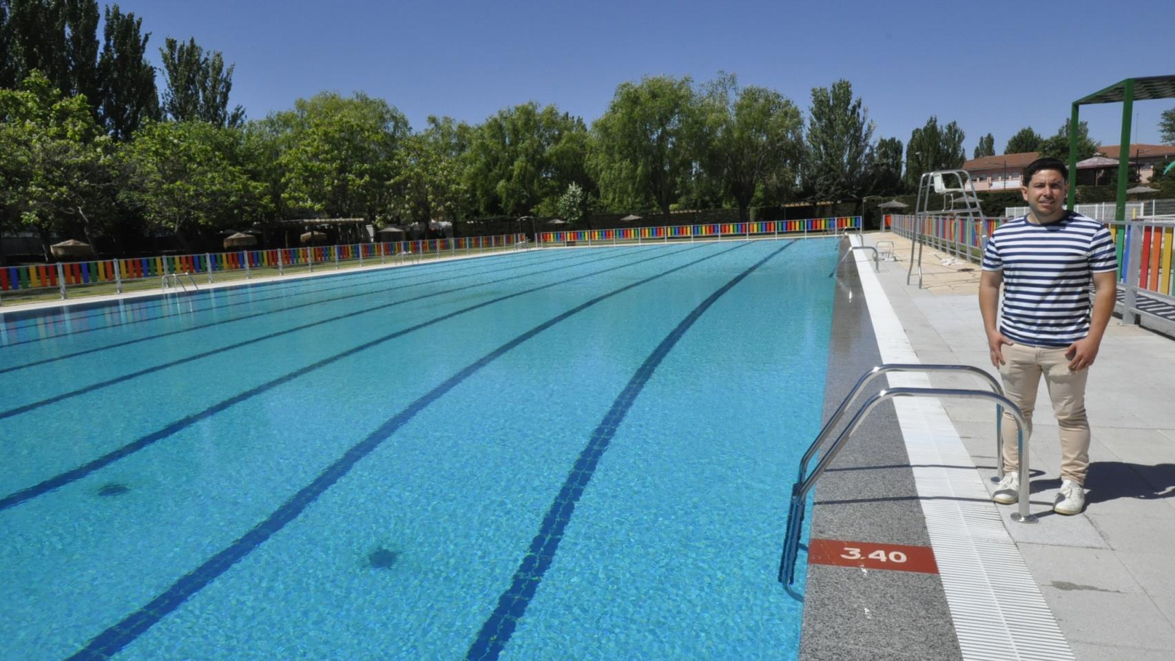 El concejal de deportes Jorge Valiente. Al fondo: las piscinas municipales renovadas y preparadas para una nueva temporada estival.