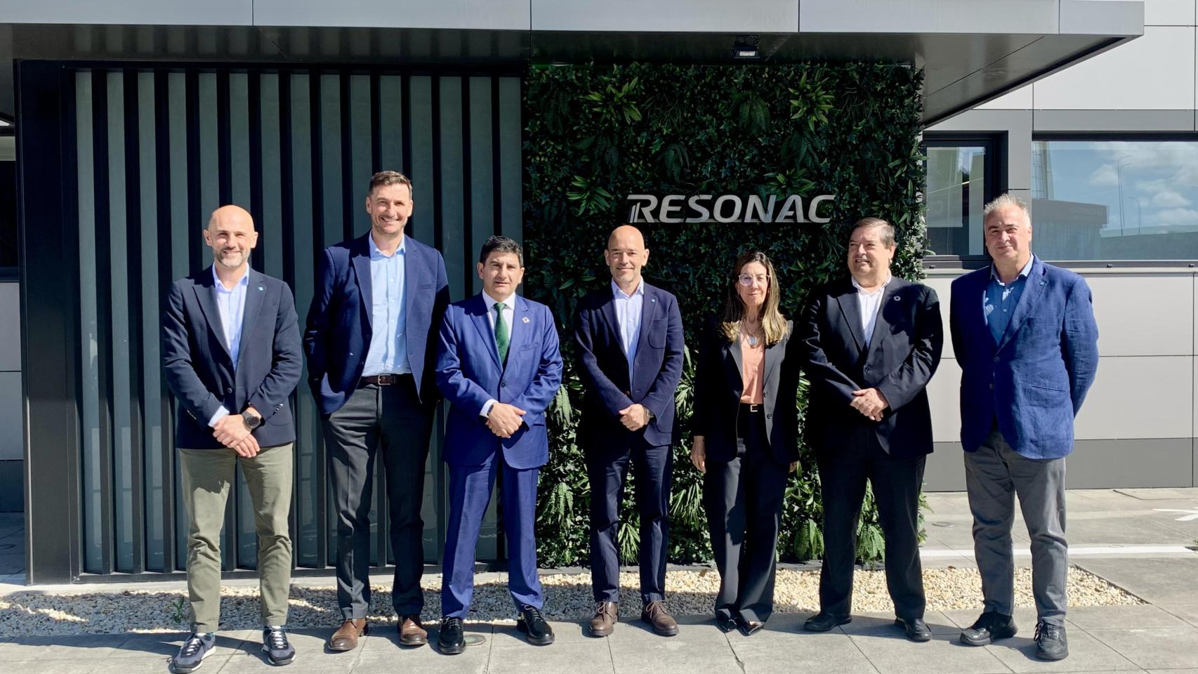 Participantes en la visita institucional a la fábrica de Resonac Graphite en A Coruña.