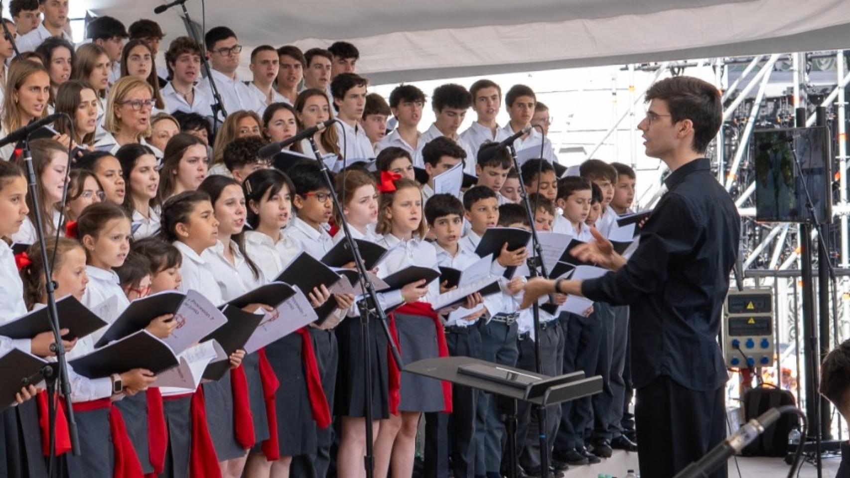 Sergio M. Zangróniz dirigiendo el coro en Madrid. 