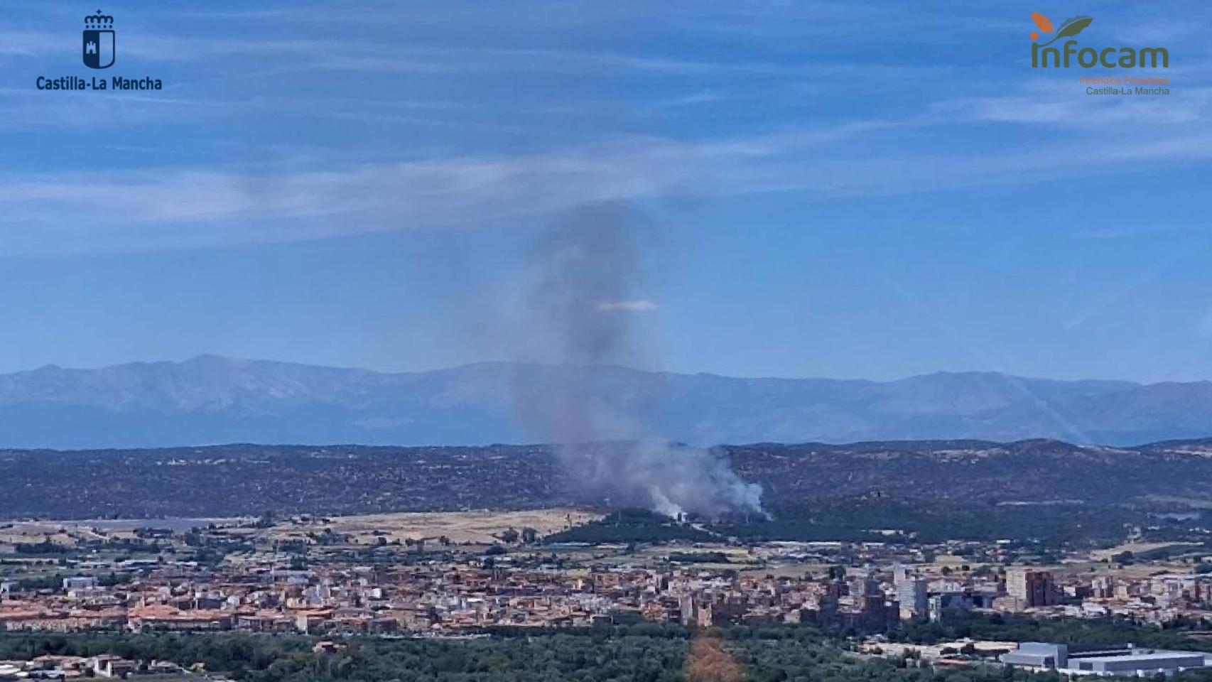 Imagen del incendio que se ha desatado este miércoles en la A-5 a su paso por Talavera de la Reina.