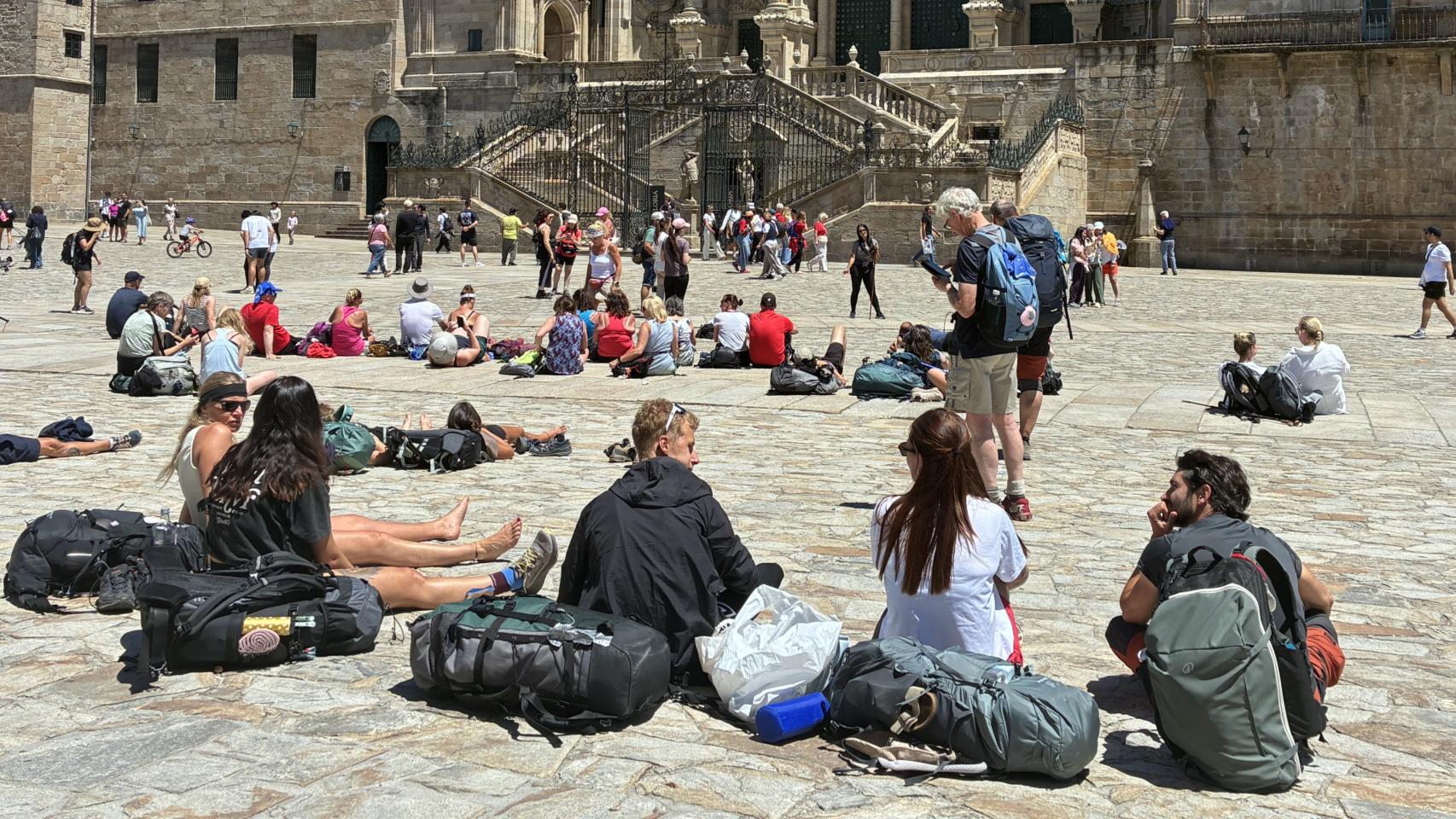 Peregrinos y turistas frente a la Catedral de Santiago.