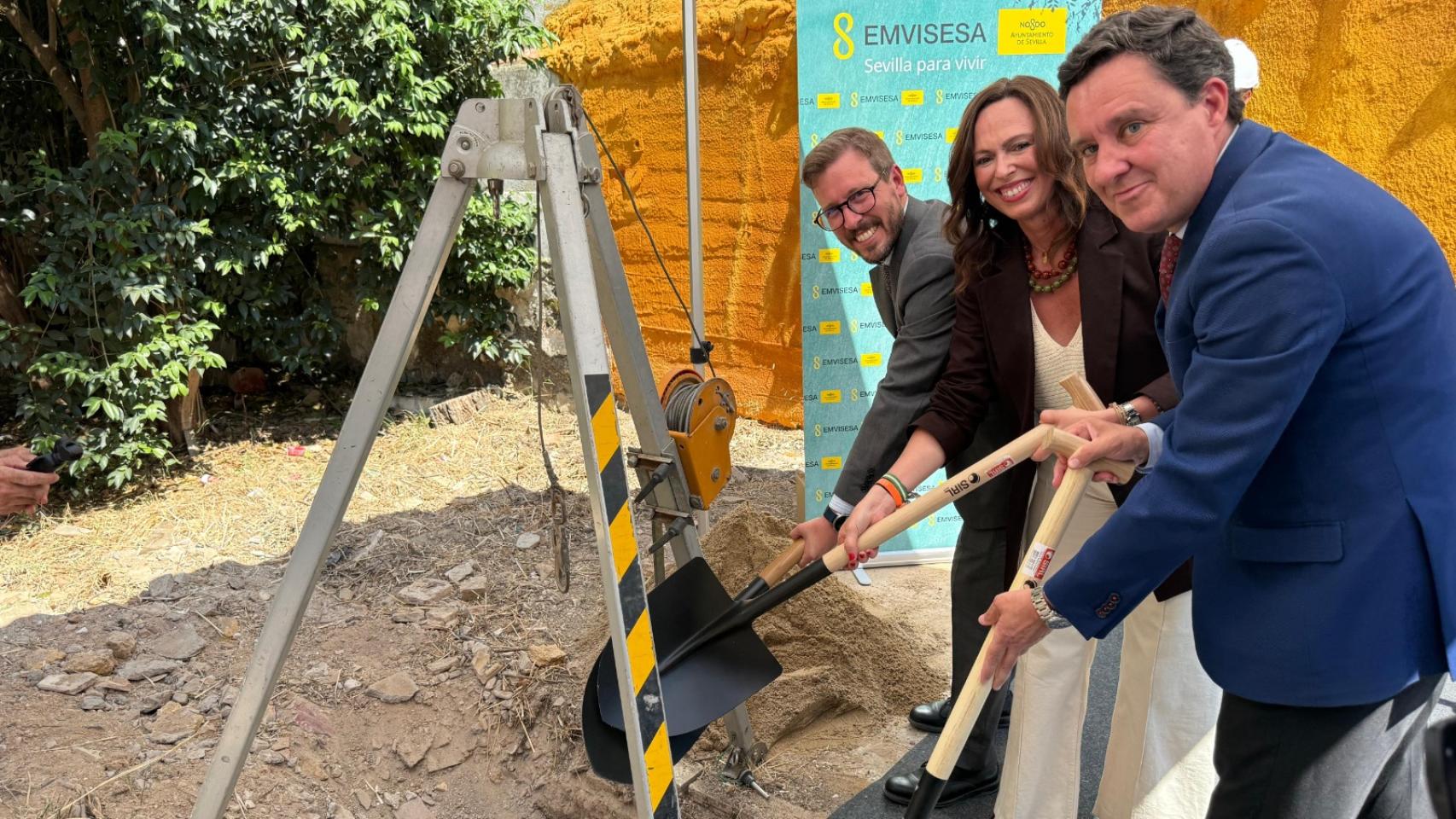 De izquierda a derecha: Francisco Toscano, subdelegado del Gobierno en Sevilla, Rocío Díaz, consejera de Fomento de la Junta en funciones, y Juan de la Rosa, delegado de Urbanismo del Ayuntamiento de Sevilla.