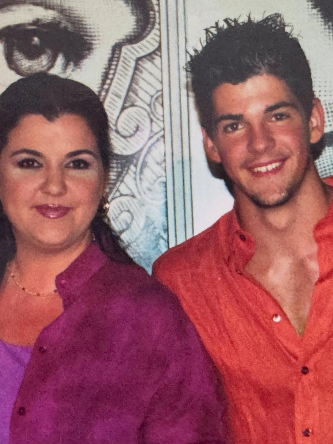 Miguel Ángel con su madre.