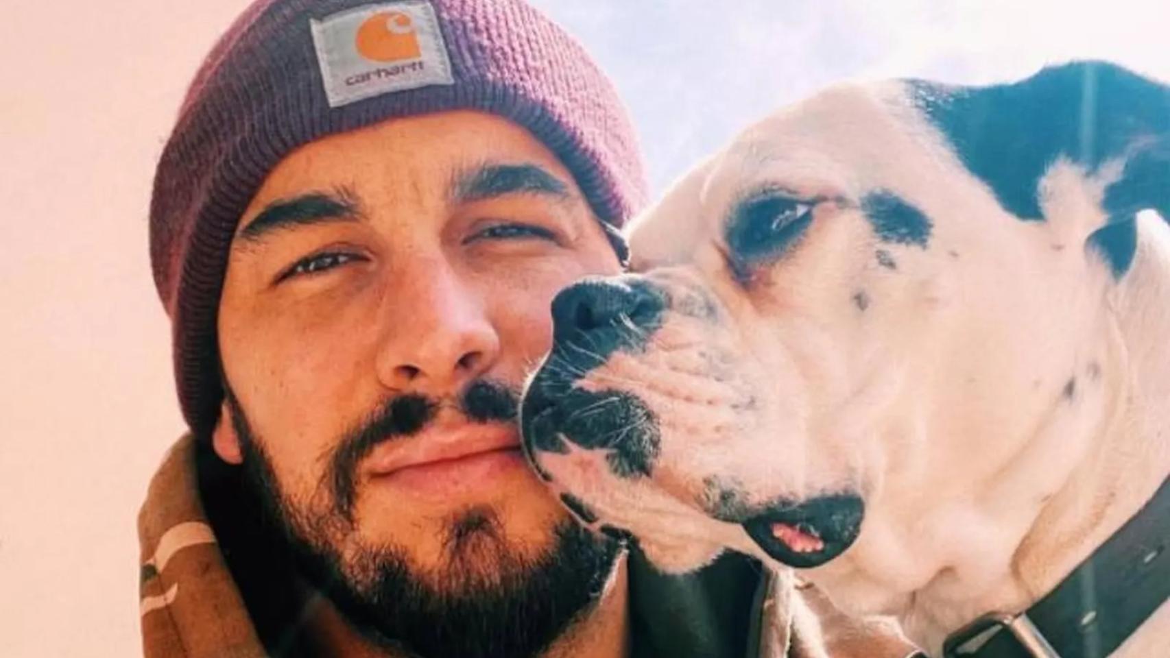 Mario Casas con perra. 