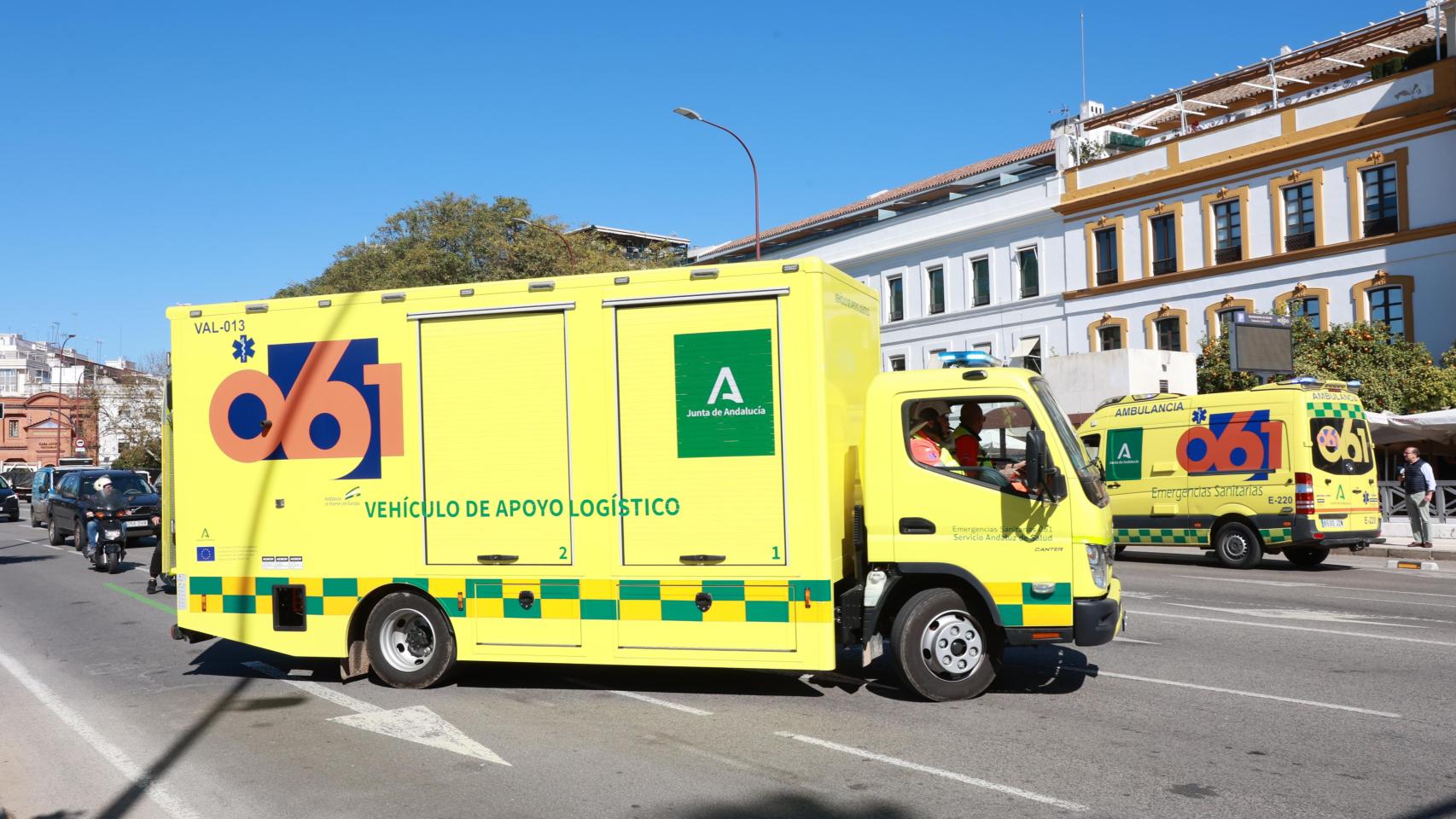 Bomberos de Sevilla, Policía Local, Protección Civil y 061 participan en un simulacro de extinción de incendios ante una situación de emergencia.