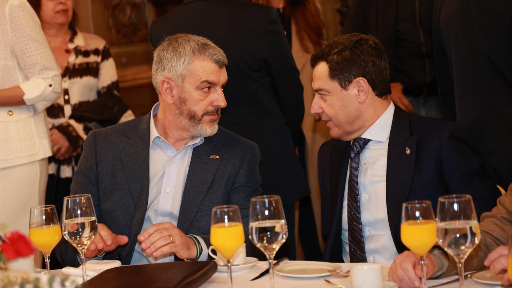 El presidente de la Junta de Andalucía, Juanma Moreno, junto al secretario general de UGT-A, Óskar Martín, en un desayuno informativo el pasado mes de abril.
