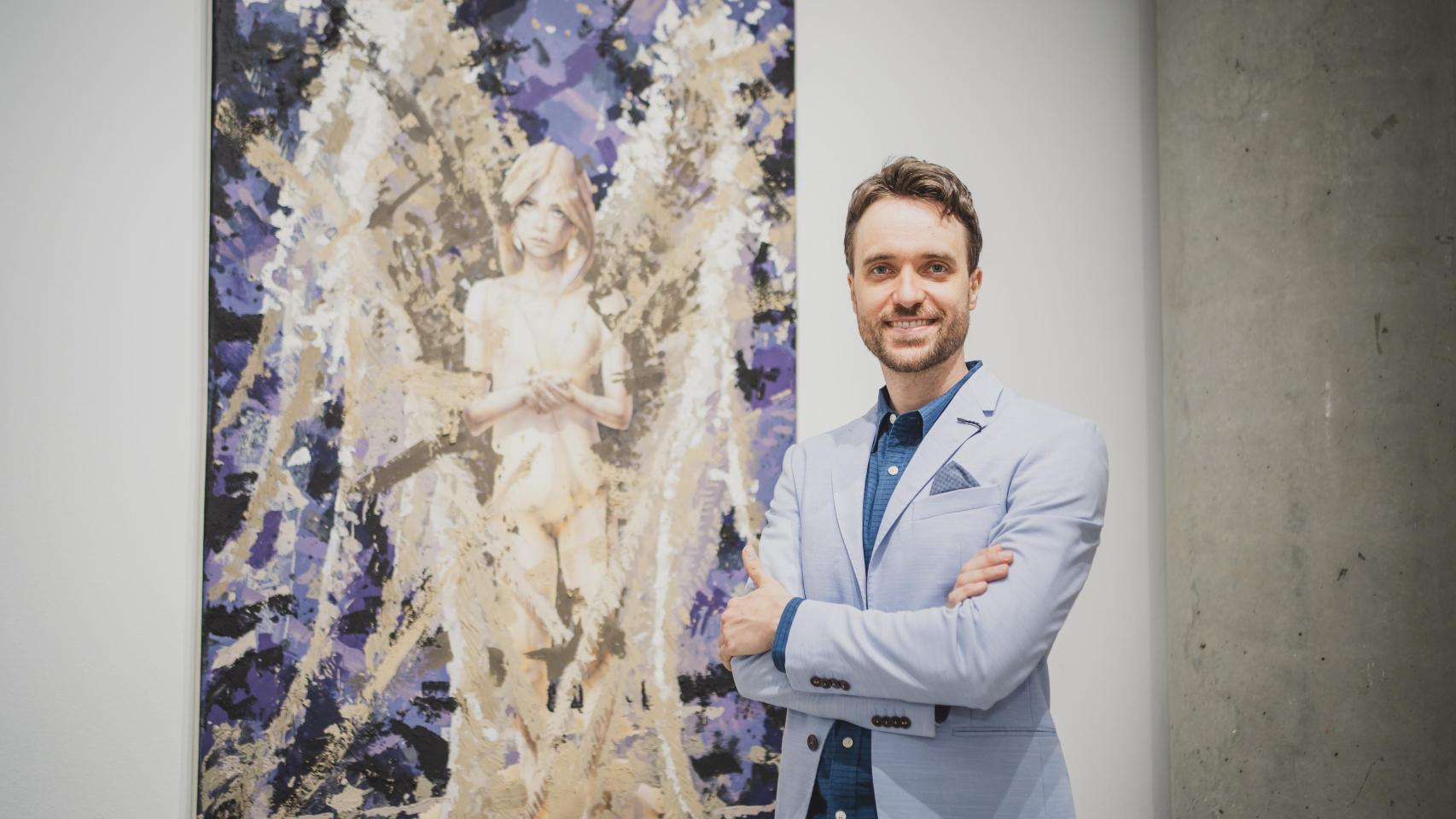 Alberto Rodríguez Serrano con su obra luminiscente 'Ángel silencioso' en la exposición Ars Gratia Artis' en Leganés.