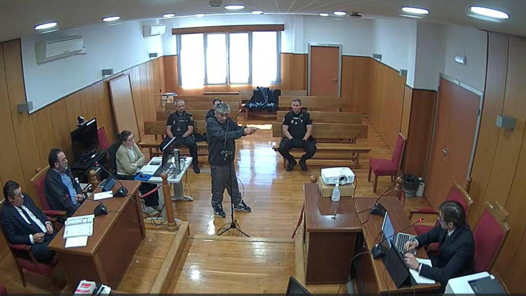 Nando 'El Gitano', en los juzgados de Villanueva de la Serena, simulando cómo empuñó una pistola cuando disparó a Matías de Paula.