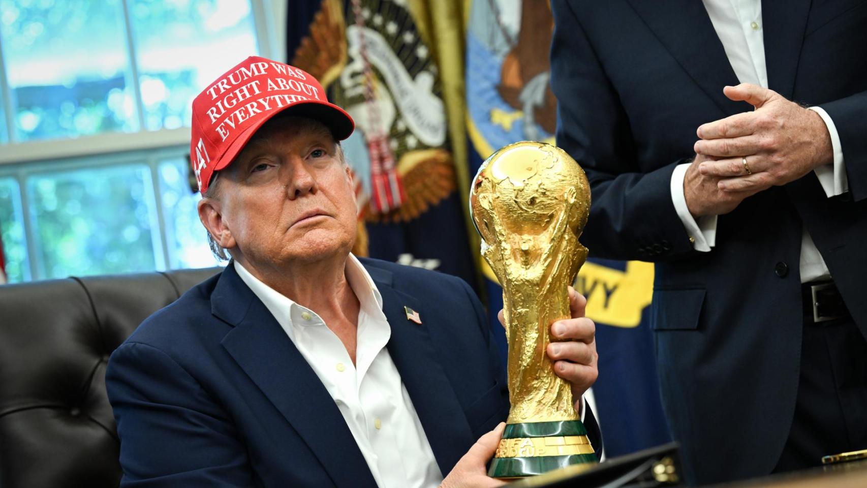 El presidente de los Estados Unidos, Donald Trump, sostiene el trofeo de la Copa del Mundo en el Despacho Oval de la Casa Blanca.