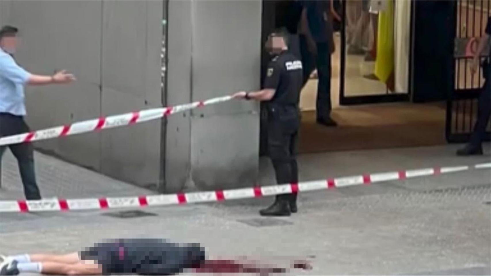 El lugar del crimen en la calle Balmes, donde este miércoles fue asesinado a tiros un hombre en pleno centro de Barcelona.