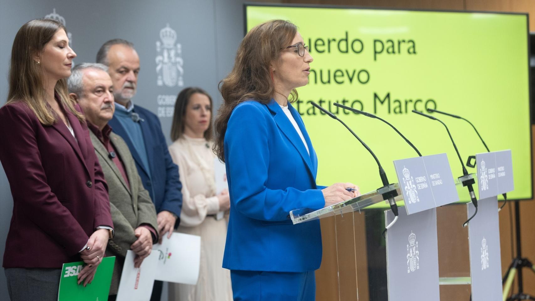 Mónica García junto a los sindicatos sanitarios del Ámbito de Negociación tras el anuncio del pacto del nuevo Estatuto Marco. 