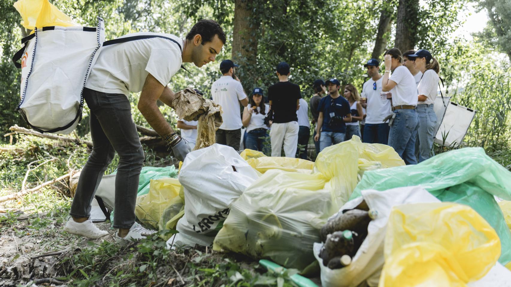 Voluntarios participando en la iniciativa 'Limpia Ríos, Salva Océanos'.