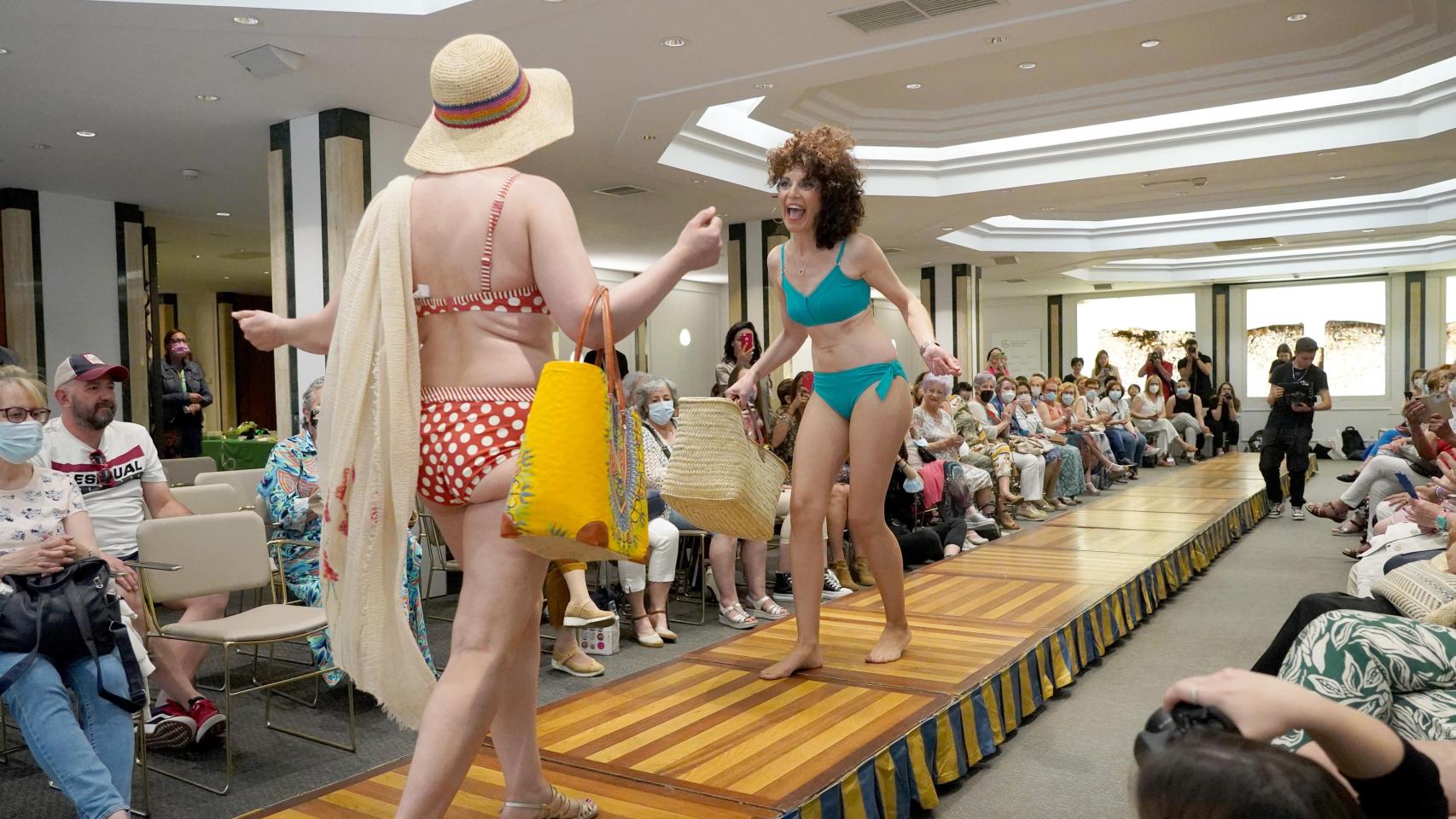  Desfile de la Asociación Española Contra el Cáncer en Valladolid de lencería y baño para mujeres operadas de cáncer de mama