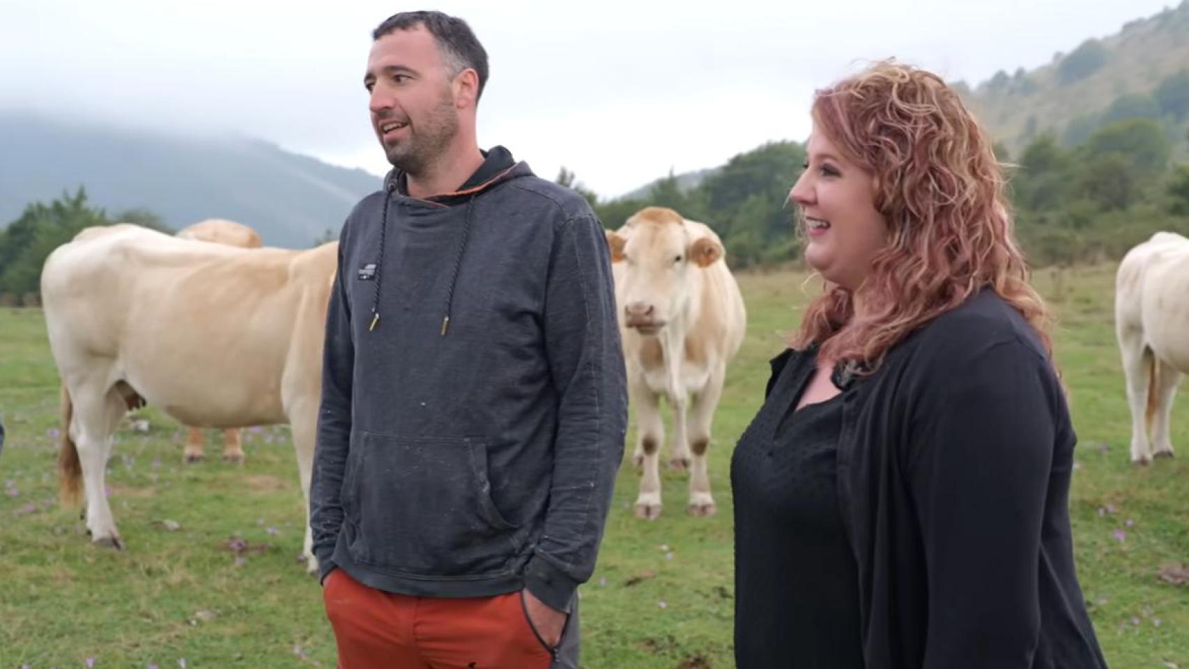 Los hermanos Cristian y Miriam, ganaderos, en el canal de YouTube @Etxezarreta.
