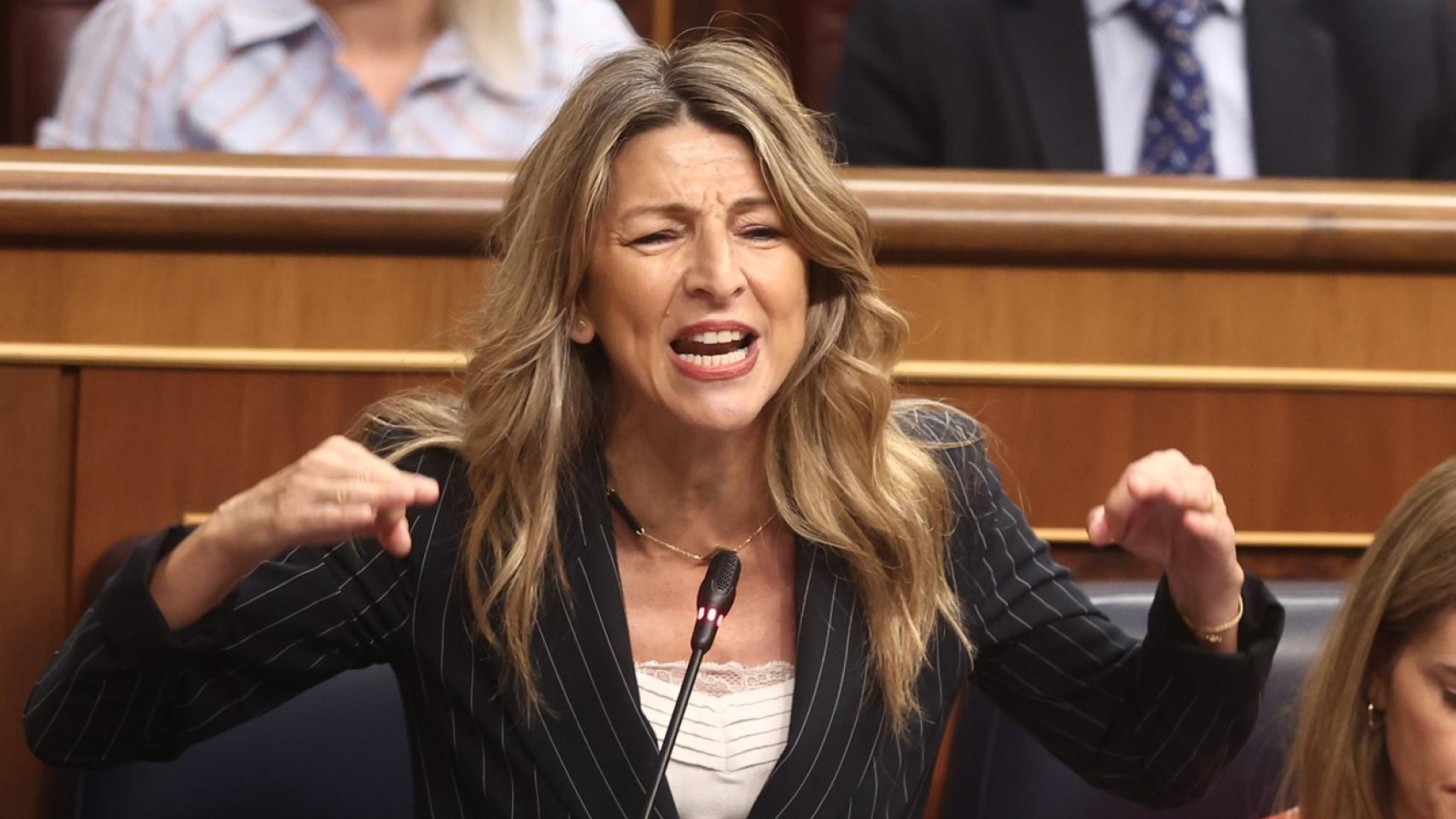 La vicepresidenta segunda y ministra de Trabajo y Economía Social, Yolanda Díaz, interviene durante una sesión plenaria en el Congreso de los Diputados.