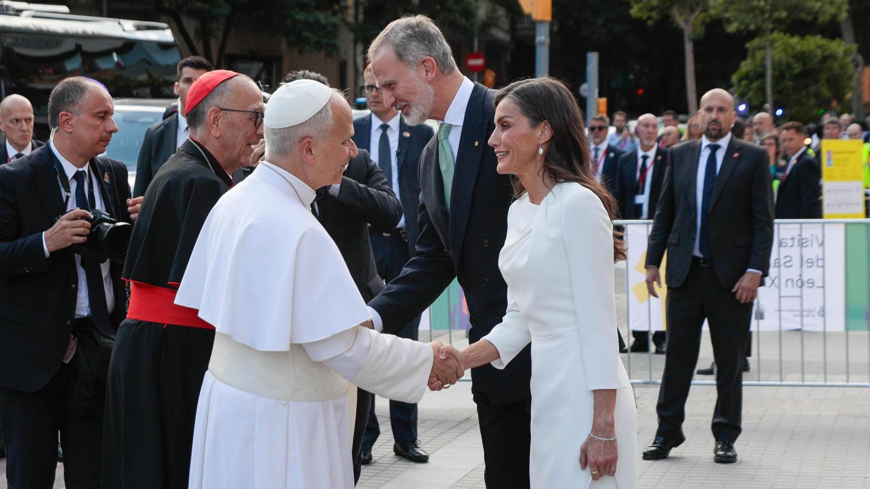 La Reina saludan al Papa.
