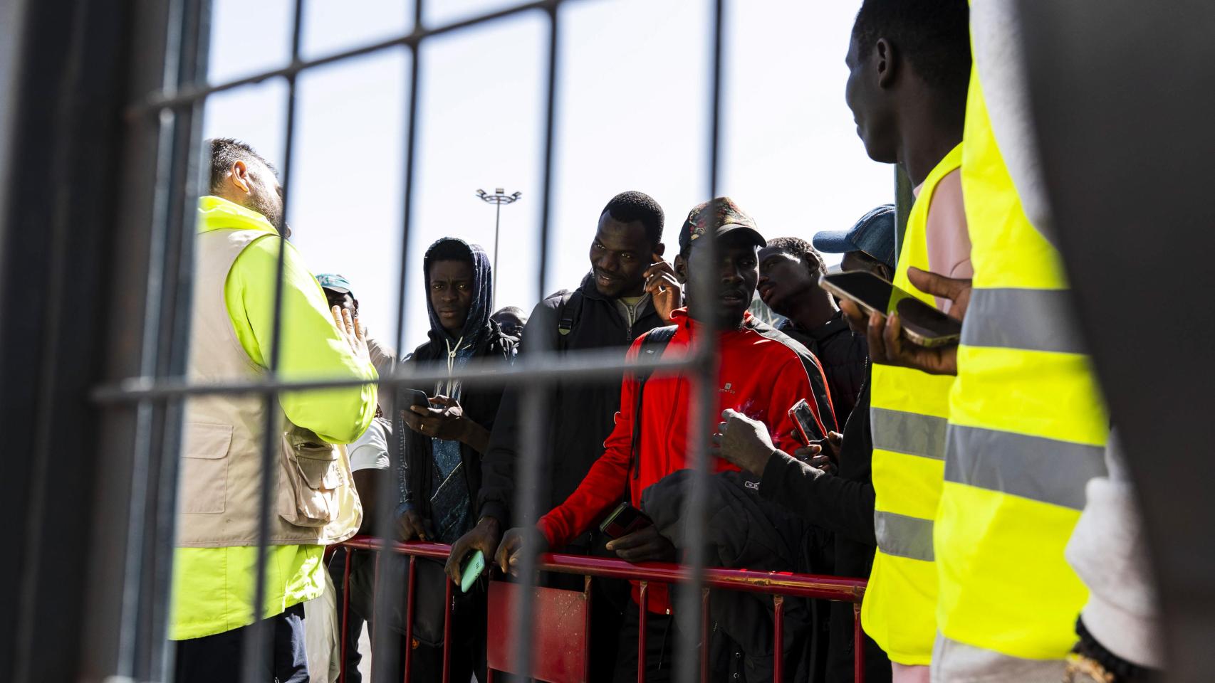 Atención a inmigrantes en sus trámites para acogerse a la regularización masiva, el pasado abril en el Puerto del Almería.