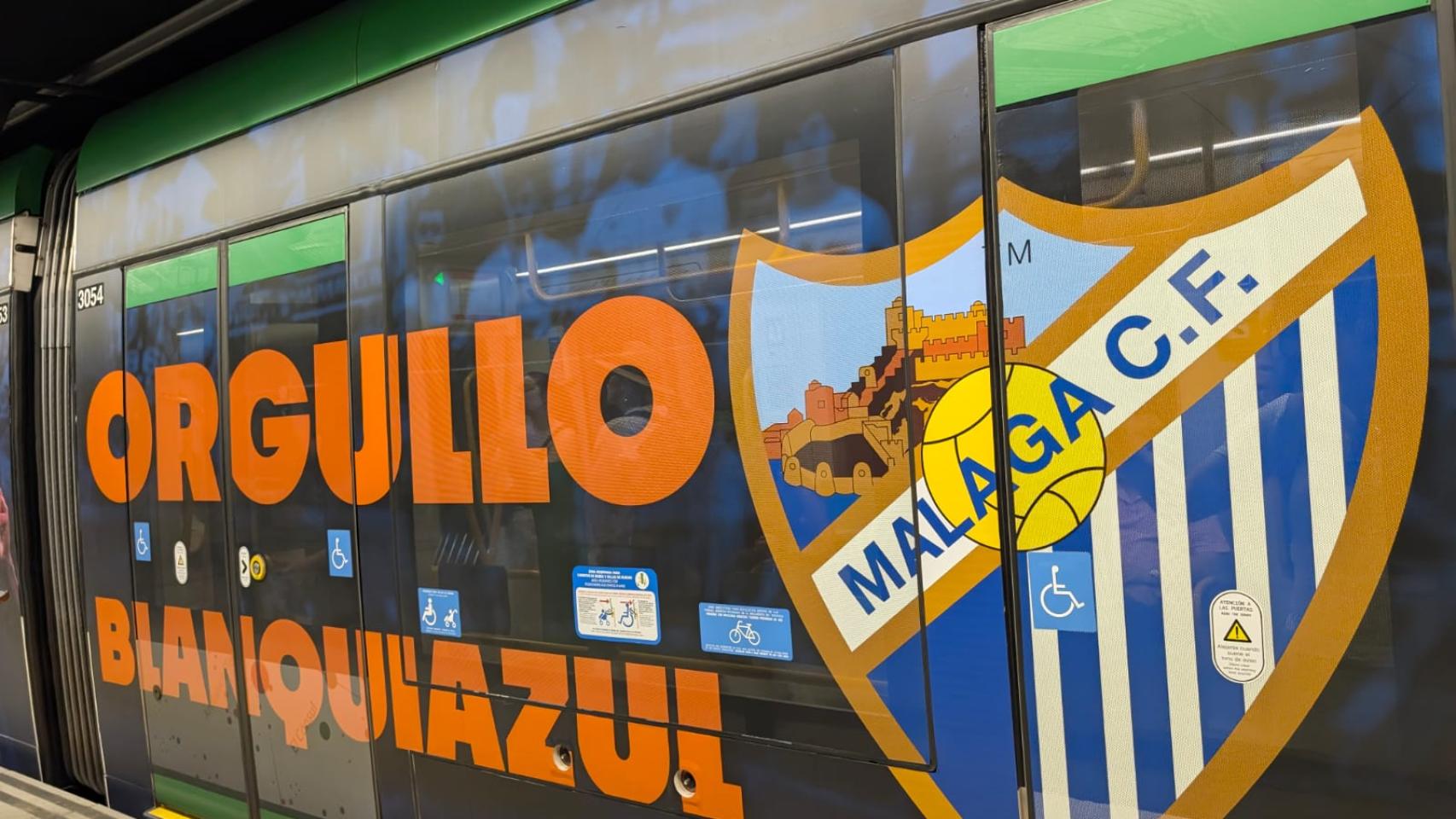 Un vagón del Metro de Málaga decorado con motivos malaguistas. 