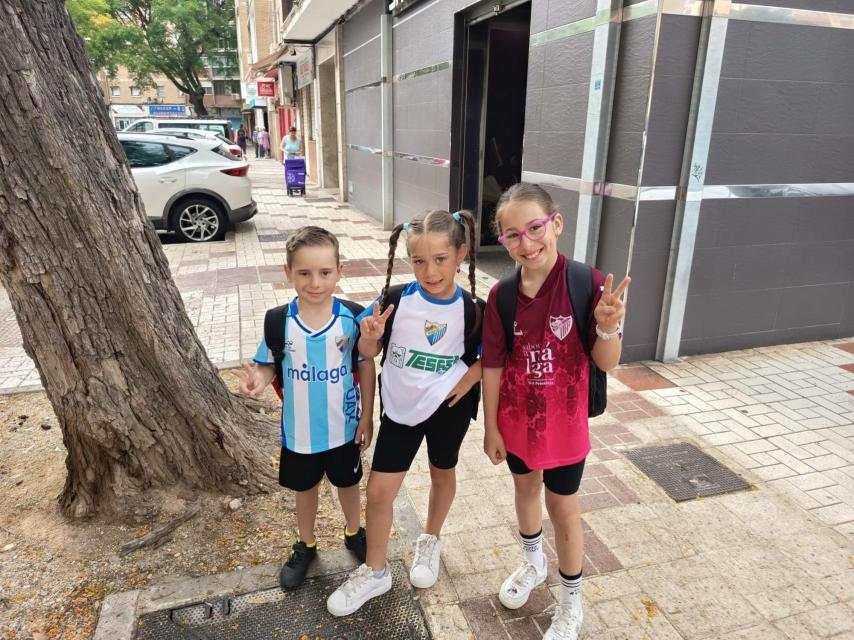 Varios niños acuden al colegio este miércoles con la camiseta del Málaga