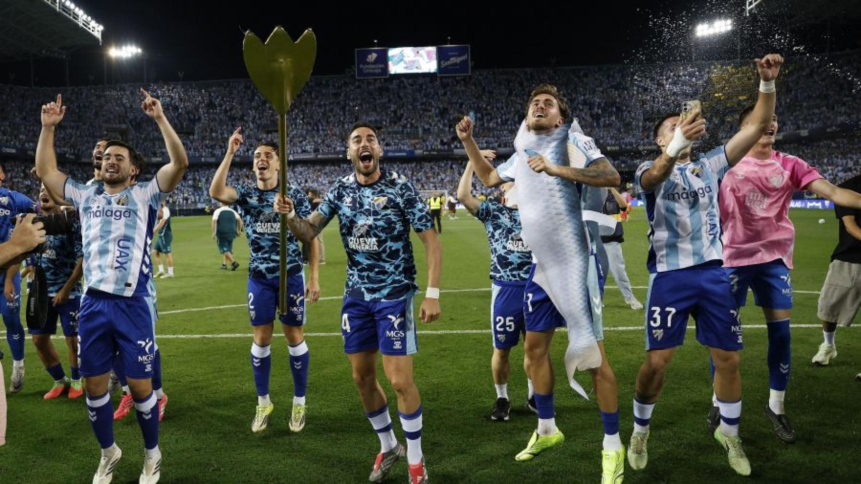 Los jugadores del Málaga CF celebran el pase a la final del playoff por el ascenso a Primera División. 