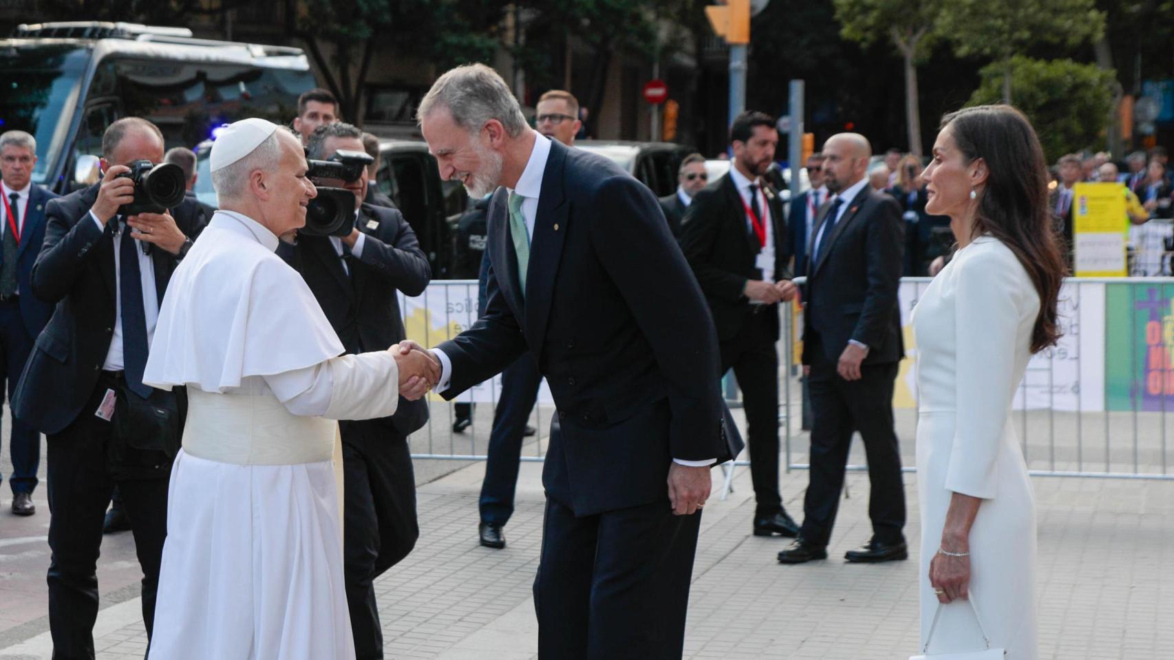 La reina Letizia se despide del Papa en Barcelona: su guiño 