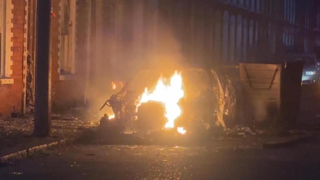 Las protestas antiinmigración incendian las calles de Belfast.