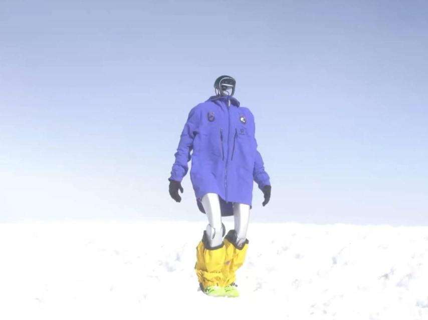 El robot humanoide Pemba escalando el volcán.