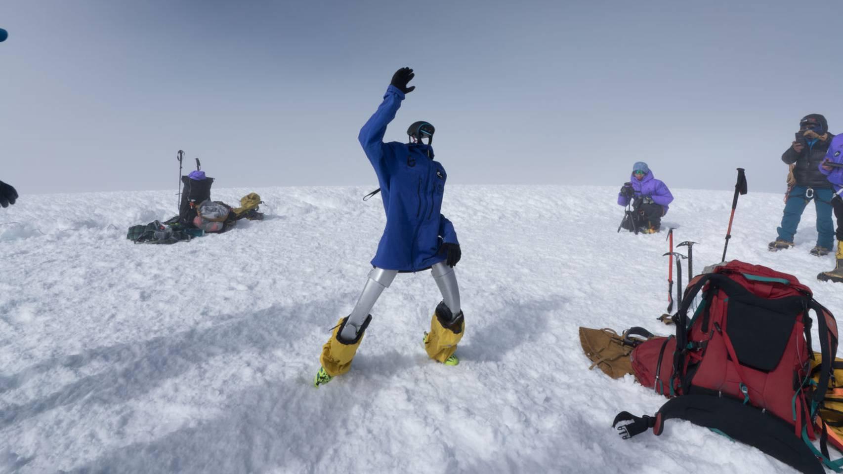 El robot humanoide Pemba escalando el volcán. 