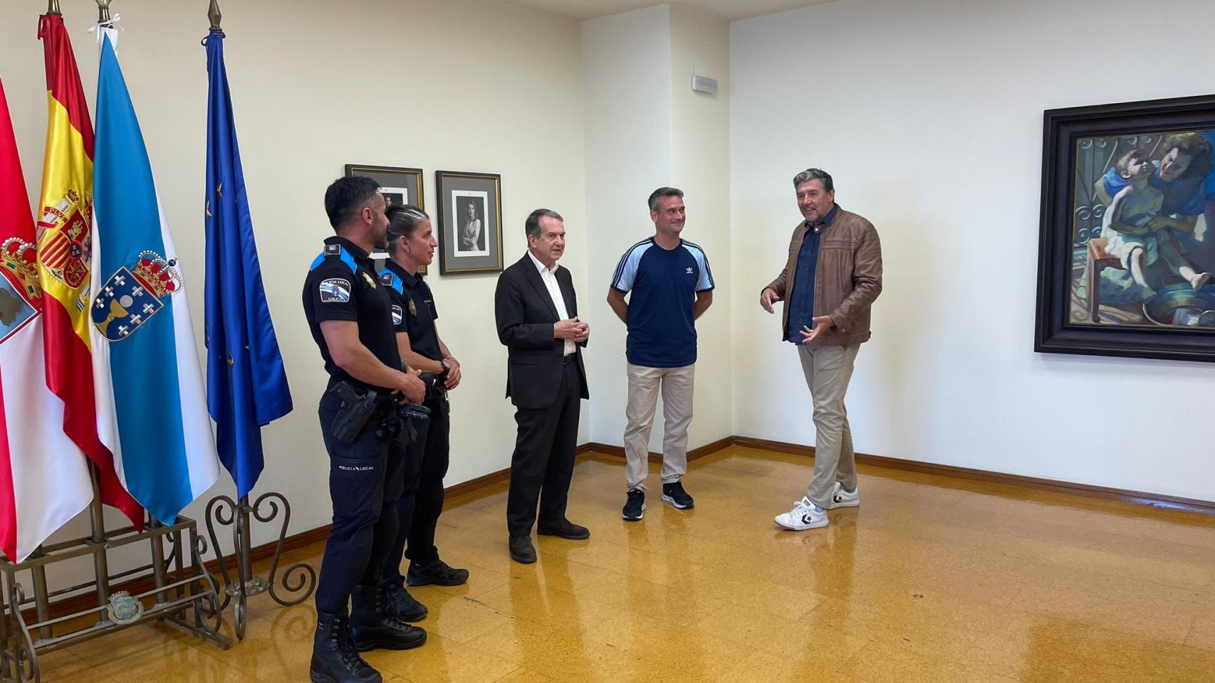 Abel Caballero recibe a los héroes que participaron en el rescate de Samil. 
