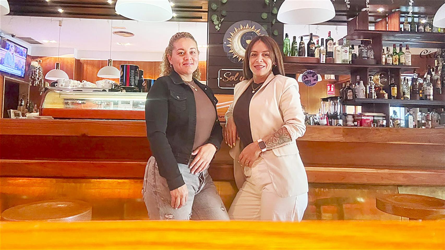 Las dos hermanas en el Bar Sol y Luna de Valladolid.