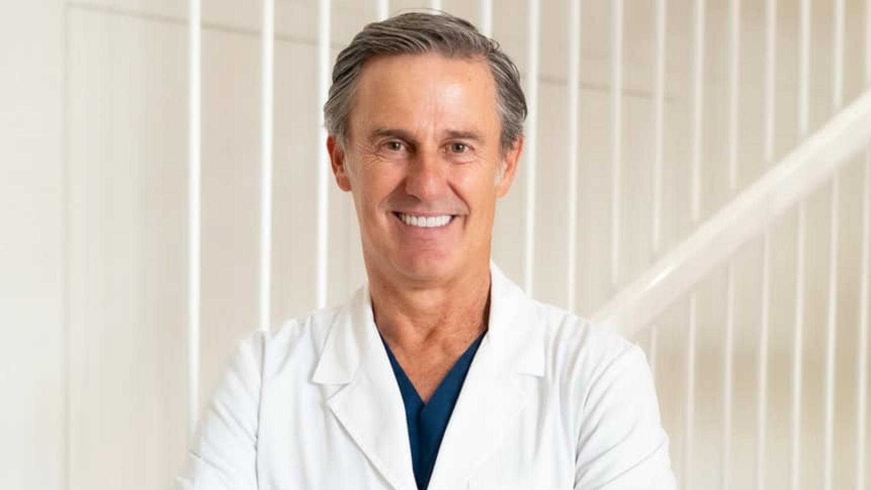 El doctor especialiista en dermatología.