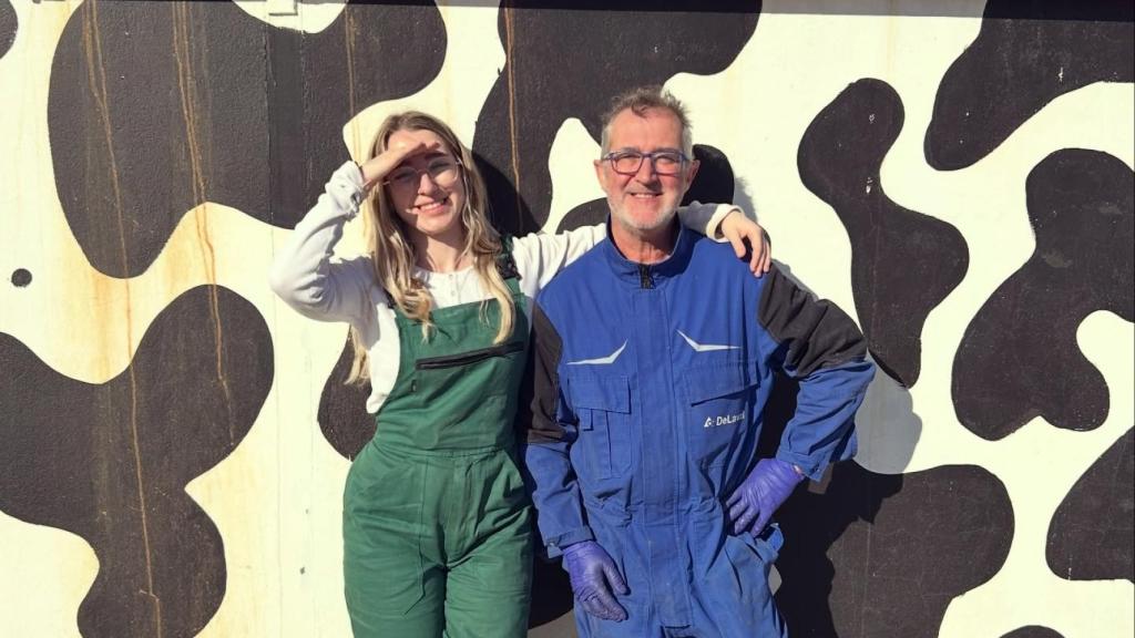 José María junto a su hija en la explotación lechera.