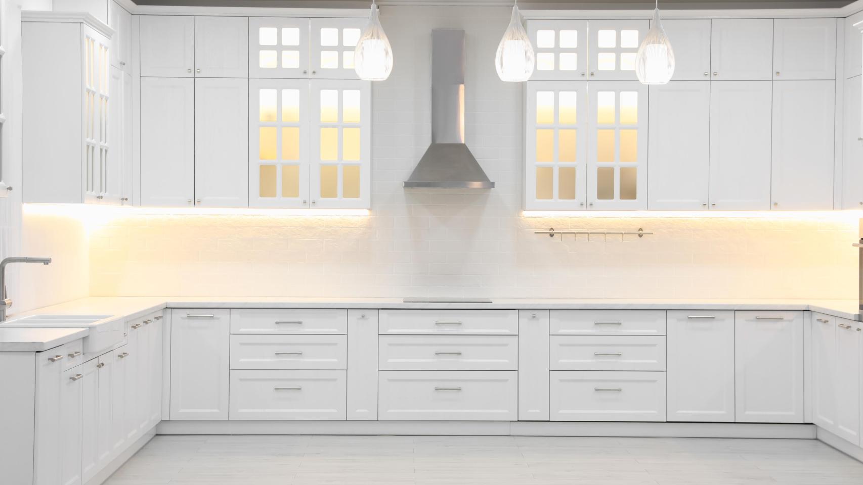 La mayoría de casas están iluminadas con luz blanca artificial.