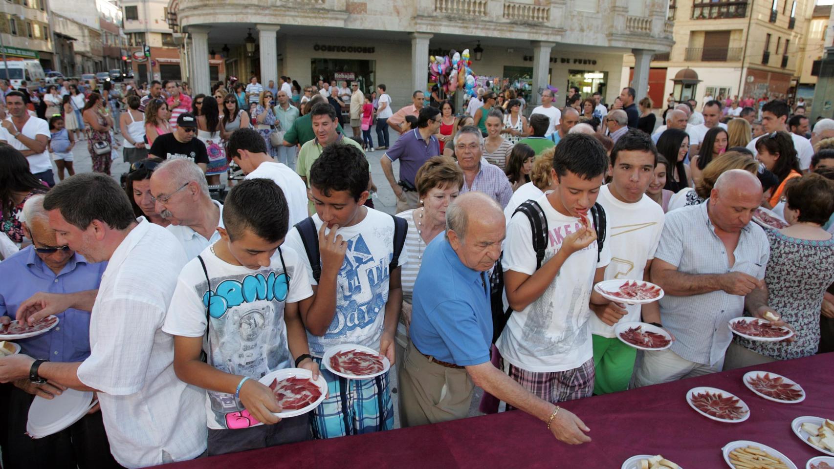 El municipio salmantino de Guijuelo ofrece una degustación multitudinaria de jamón ibérico, en protesta por la reforma de la Norma de Calidad del Ibérico 